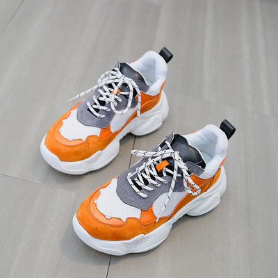 Μοντέρνα γυναικεία αθλητικά παπούτσια με χοντρή σόλα σε λευκό και πορτοκαλί χρώμα