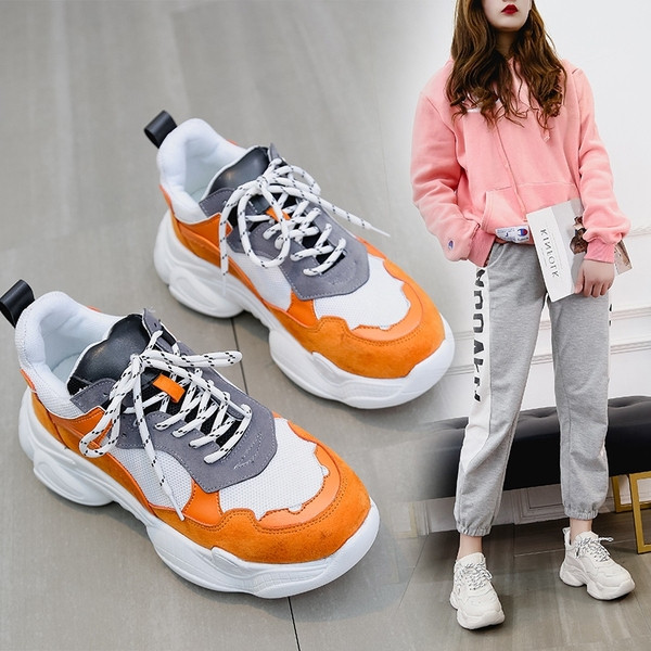 Μοντέρνα γυναικεία αθλητικά παπούτσια με χοντρή σόλα σε λευκό και πορτοκαλί χρώμα
