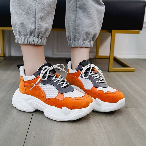 Μοντέρνα γυναικεία αθλητικά παπούτσια με χοντρή σόλα σε λευκό και πορτοκαλί χρώμα