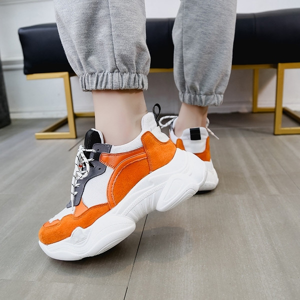 Μοντέρνα γυναικεία αθλητικά παπούτσια με χοντρή σόλα σε λευκό και πορτοκαλί χρώμα