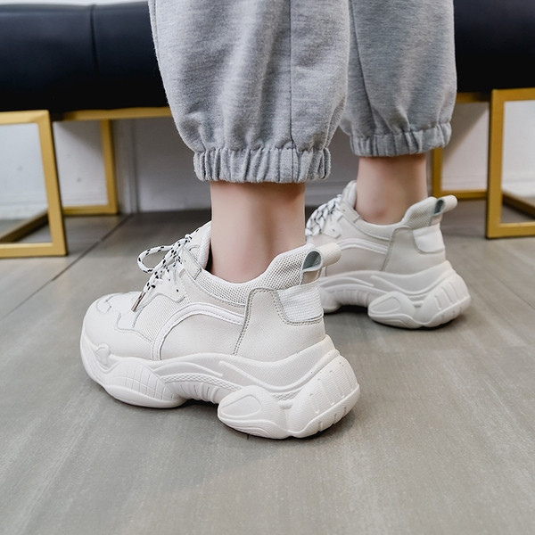 Μοντέρνα γυναικεία αθλητικά παπούτσια με χοντρή σόλα σε λευκό και πορτοκαλί χρώμα