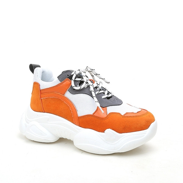 Μοντέρνα γυναικεία αθλητικά παπούτσια με χοντρή σόλα σε λευκό και πορτοκαλί χρώμα