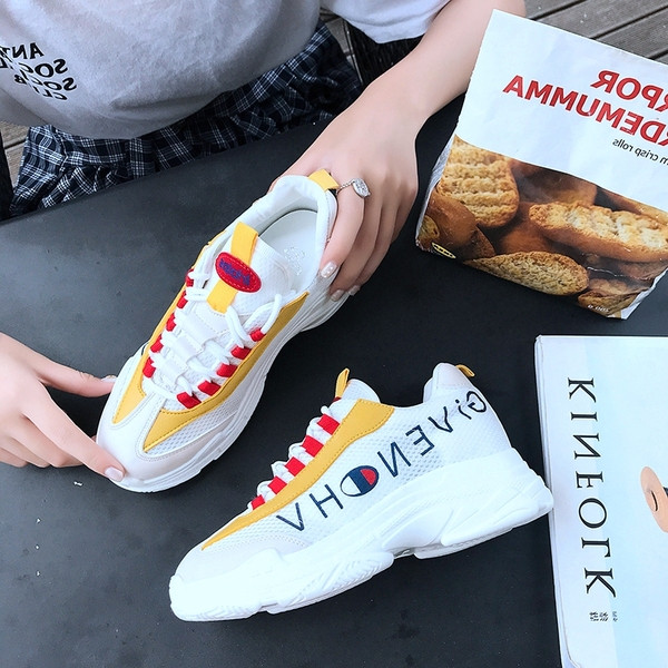 Γυναικεία παπούτσια με χρωματιστά γράμματα σε λευκό χρώμα