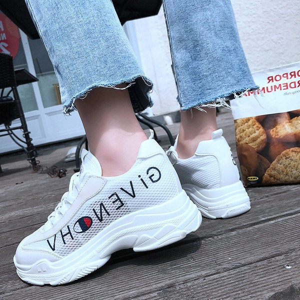 Γυναικεία παπούτσια με χρωματιστά γράμματα σε λευκό χρώμα