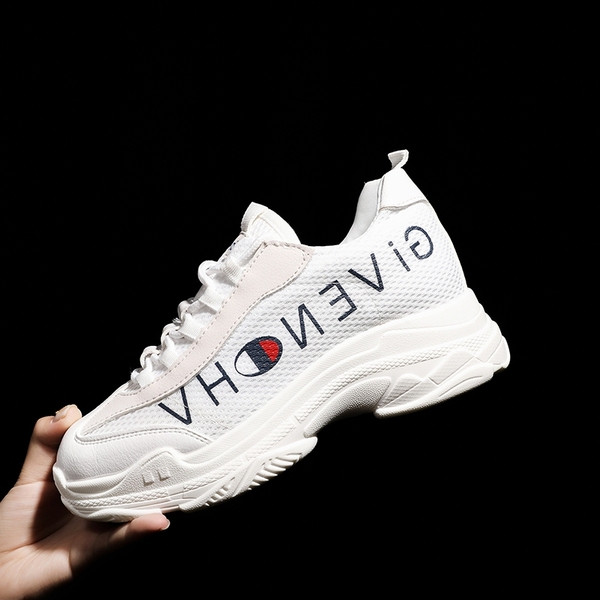 Γυναικεία παπούτσια με χρωματιστά γράμματα σε λευκό χρώμα