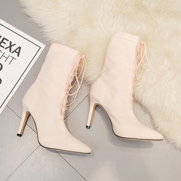 Μοντέρνες γυναικείες μπότες με λεπτό τακούνι και κορδόνια σε δύο χρώματα