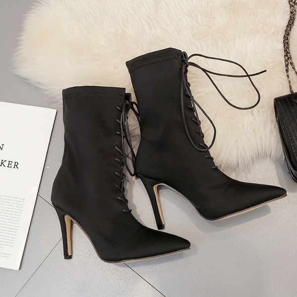 Μοντέρνες γυναικείες μπότες με λεπτό τακούνι και κορδόνια σε δύο χρώματα
