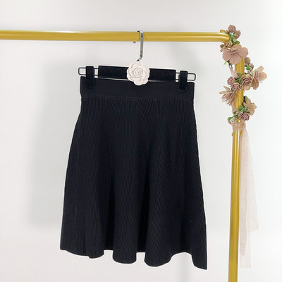 Rövid szabású barna és fekete szoknya magas derékkal