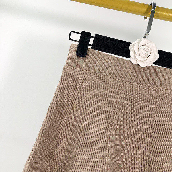 Rövid szabású barna és fekete szoknya magas derékkal