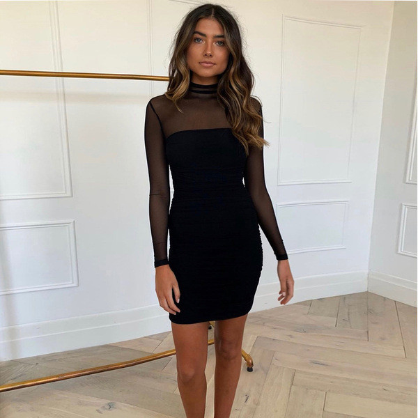 Modern női ruha Karcsú modell átlátszó ujjakkal, fekete színben