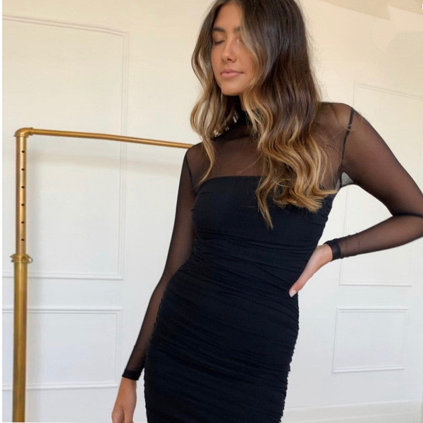 Modern női ruha Karcsú modell átlátszó ujjakkal, fekete színben