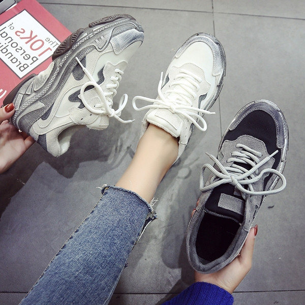 Őszi női tornacipő durva talppal, fehér és szürke színben