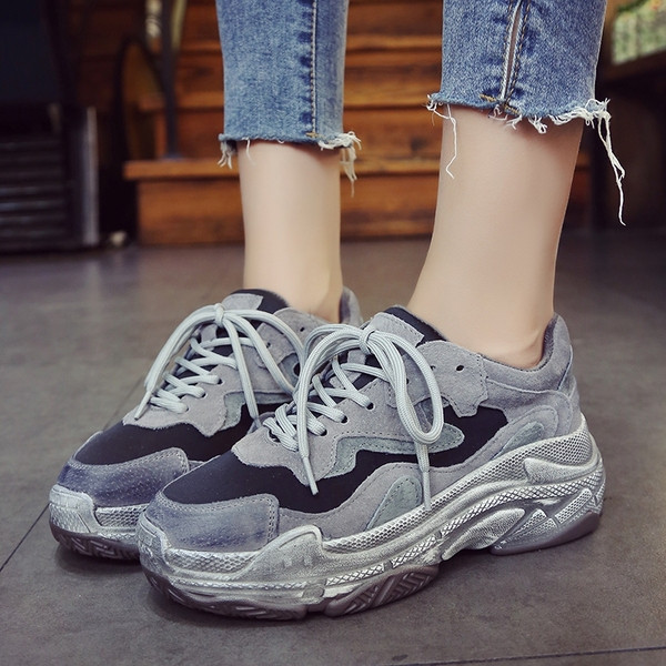 Őszi női tornacipő durva talppal, fehér és szürke színben