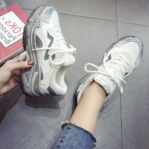 Őszi női tornacipő durva talppal, fehér és szürke színben