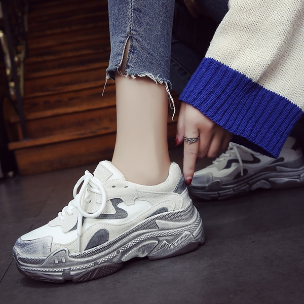 Őszi női tornacipő durva talppal, fehér és szürke színben