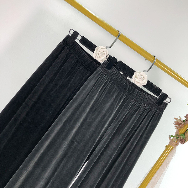 Női széles bársony nadrág szürke és fekete színben