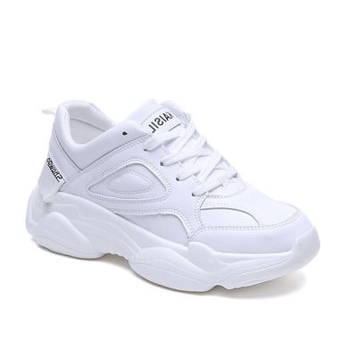 Női tornacipő durva talppal, fehér színben