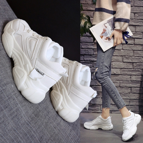 Női tornacipő durva talppal, fehér színben