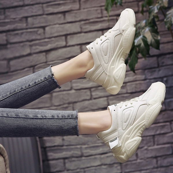 Női tornacipő durva talppal, fehér színben