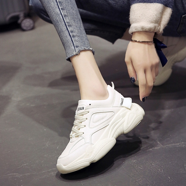 Női tornacipő durva talppal, fehér színben