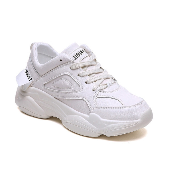 Női tornacipő durva talppal, fehér színben