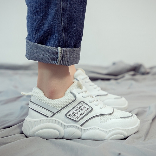 Modern női tornacipő durva talppal, fehér emblémával