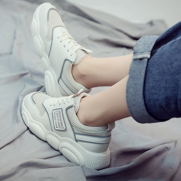 Modern női tornacipő durva talppal, fehér emblémával