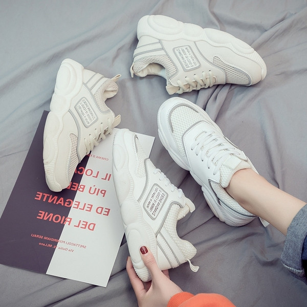 Modern női tornacipő durva talppal, fehér emblémával