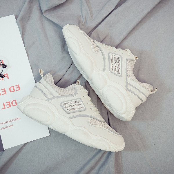 Modern női tornacipő durva talppal, fehér emblémával