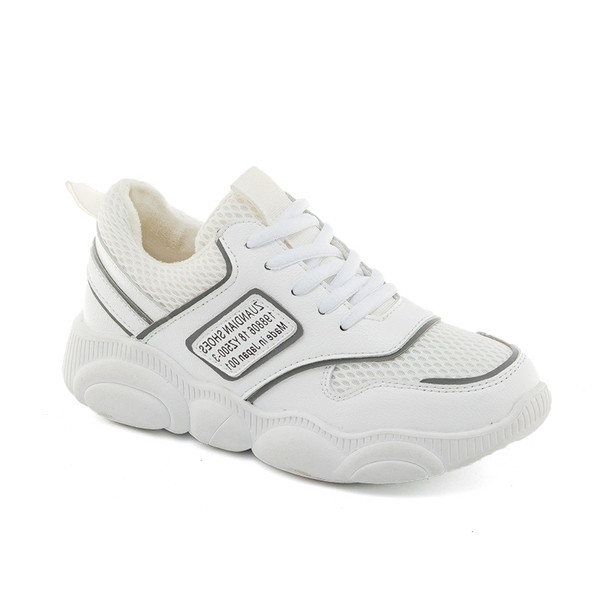 Modern női tornacipő durva talppal, fehér emblémával