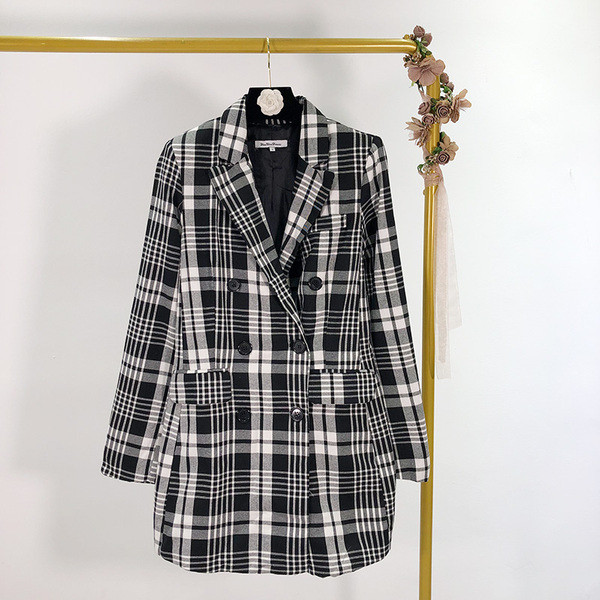 Hosszú kockás női kabát gombokkal és zsebekkel