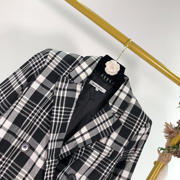 Hosszú kockás női kabát gombokkal és zsebekkel