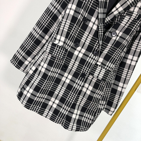 Hosszú kockás női kabát gombokkal és zsebekkel