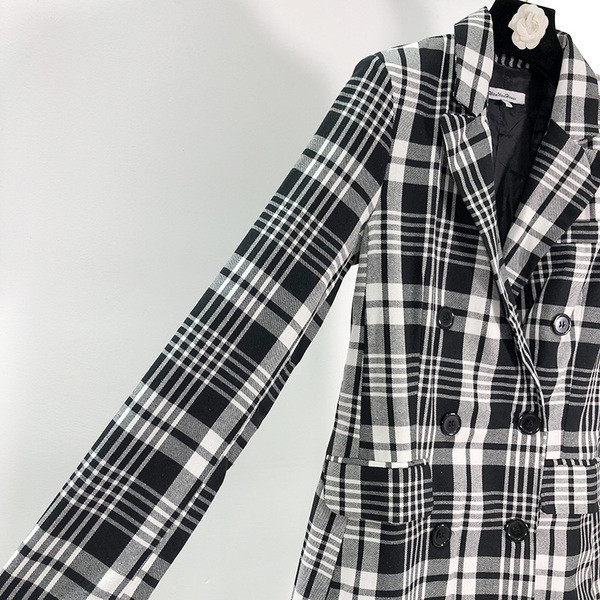 Hosszú kockás női kabát gombokkal és zsebekkel