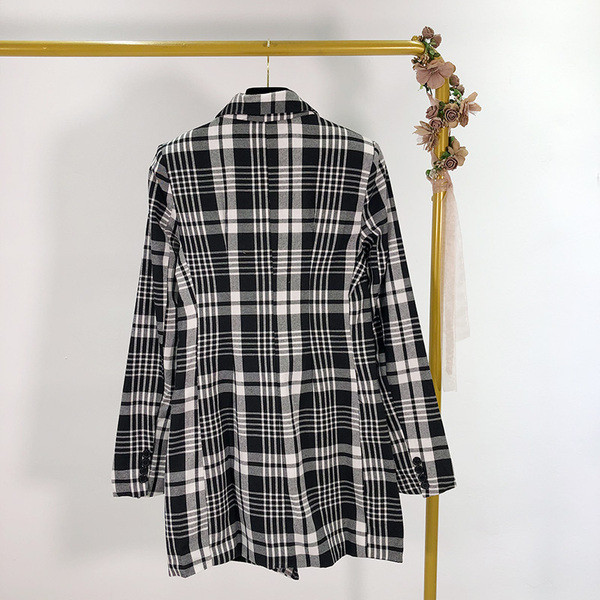 Hosszú kockás női kabát gombokkal és zsebekkel