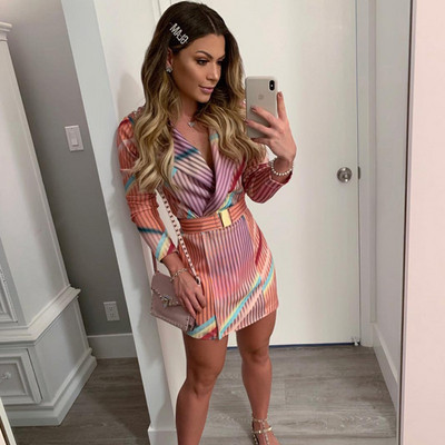 Új modell modern női ruha övvel és spitz nyakkivágással