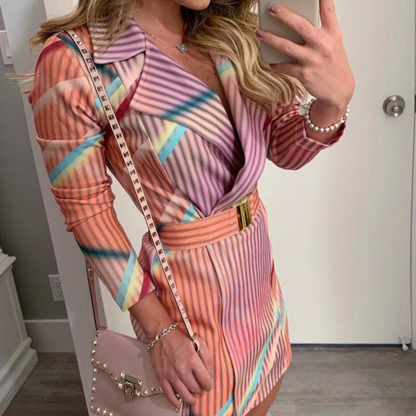 Új modell modern női ruha övvel és spitz nyakkivágással