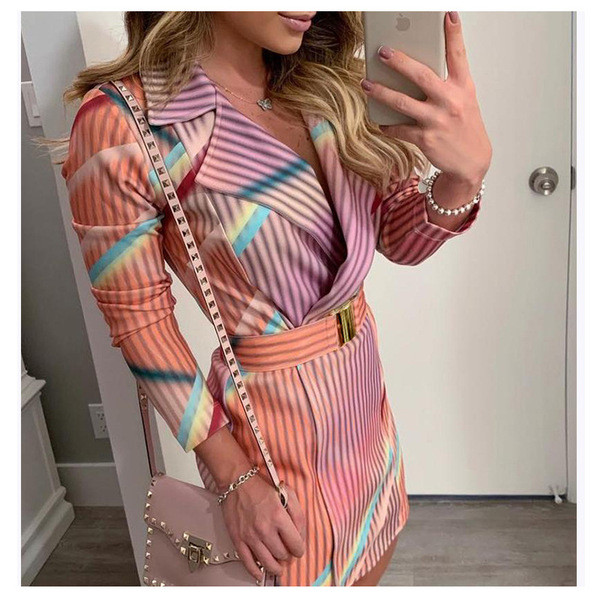 Új modell modern női ruha övvel és spitz nyakkivágással