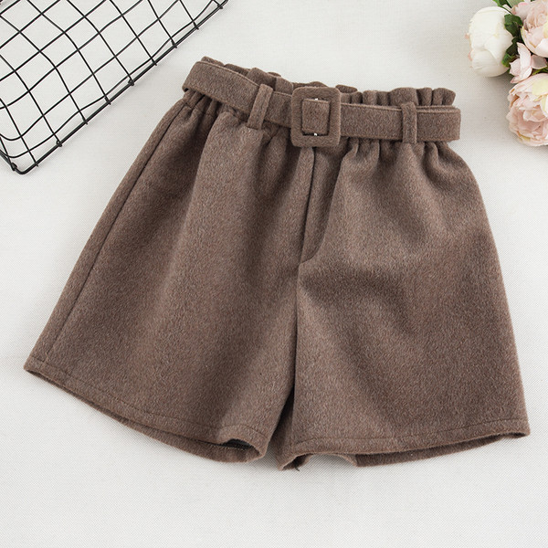 Pantaloni scurți de damă în patru culori model larg