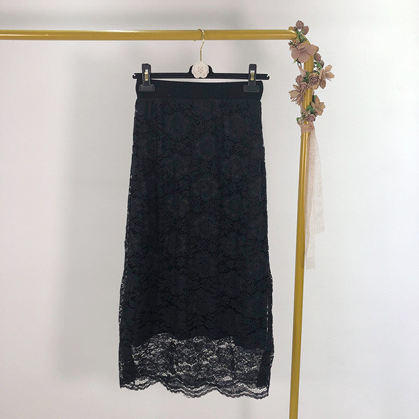 Hosszú, elegáns szoknya csipkével és elasztikus derékkal