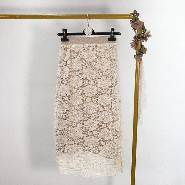 Hosszú, elegáns szoknya csipkével és elasztikus derékkal
