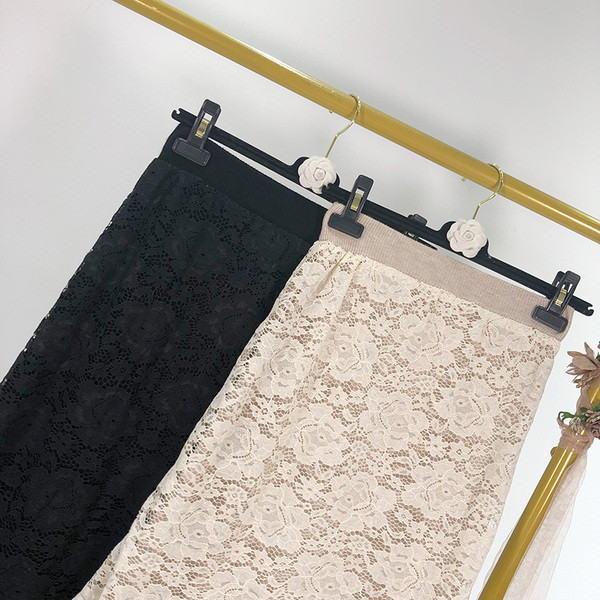 Hosszú, elegáns szoknya csipkével és elasztikus derékkal