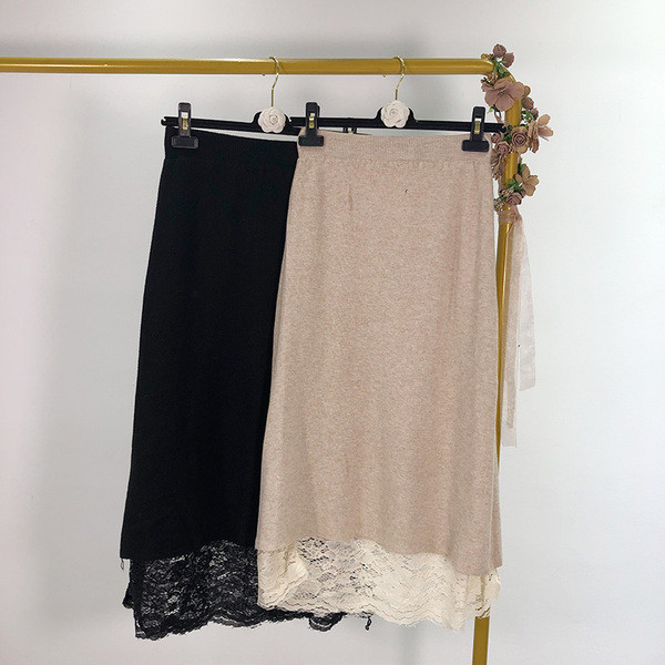 Hosszú, elegáns szoknya csipkével és elasztikus derékkal