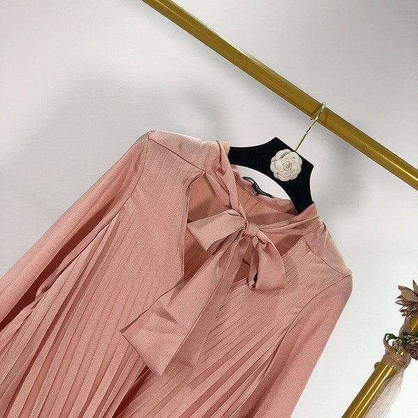 Hosszú redőzött ruha spitz nyakkivágással, rózsaszín nyakkendővel