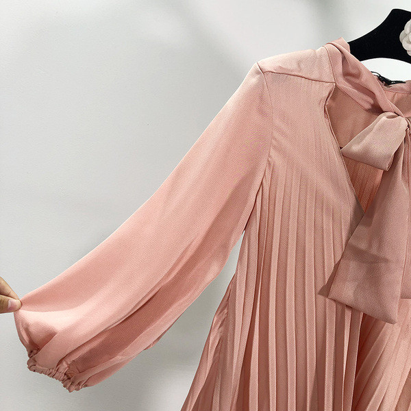 Hosszú redőzött ruha spitz nyakkivágással, rózsaszín nyakkendővel