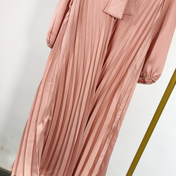 Hosszú redőzött ruha spitz nyakkivágással, rózsaszín nyakkendővel