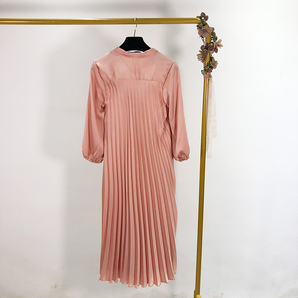 Hosszú redőzött ruha spitz nyakkivágással, rózsaszín nyakkendővel