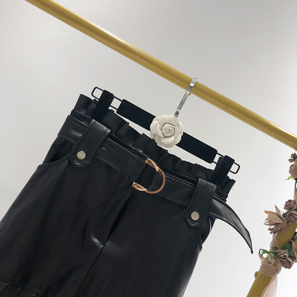 Fekete műbőr rövid női szoknya cipzárral és övvel