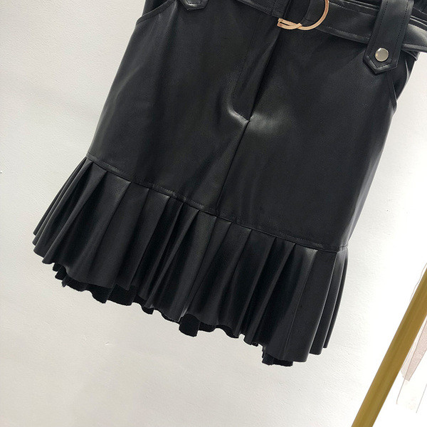 Fekete műbőr rövid női szoknya cipzárral és övvel