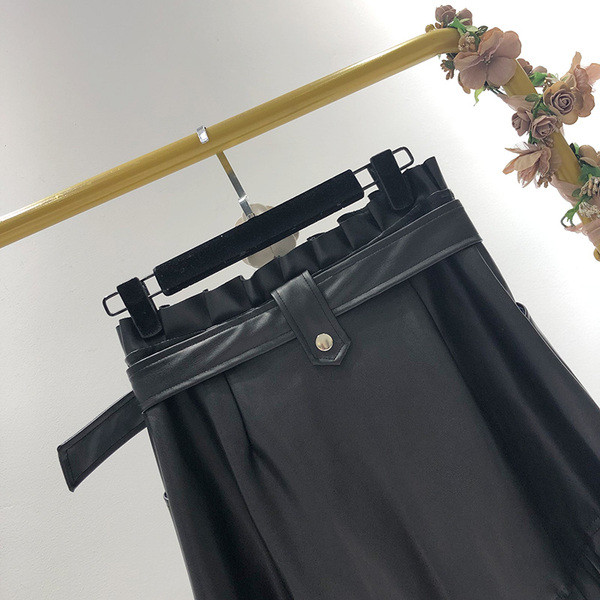 Fekete műbőr rövid női szoknya cipzárral és övvel